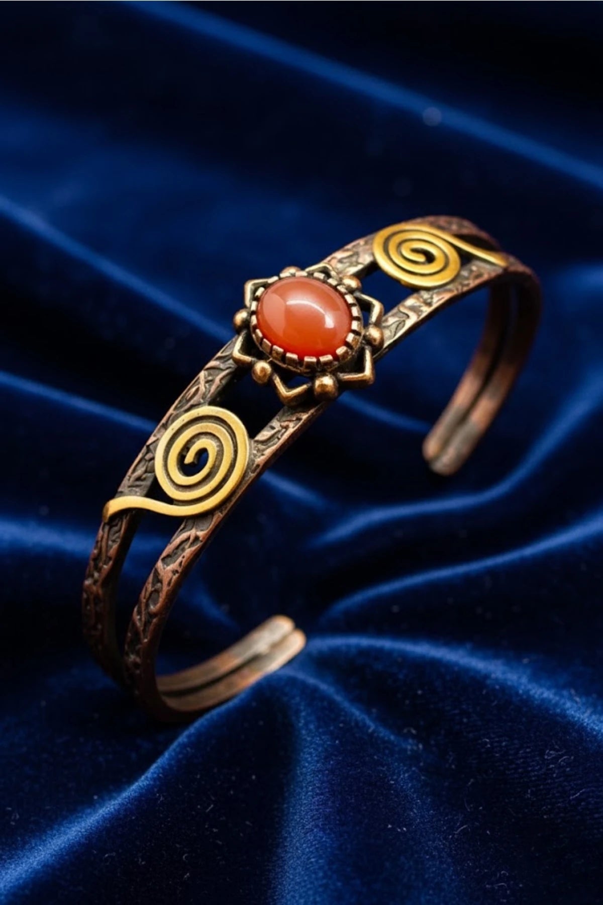 Kırmızı Akik Taşlı El Yapımı Antik Kadın Bakır Bileklik – Enerji, Koruma, Şifa & Çakra Dengesi