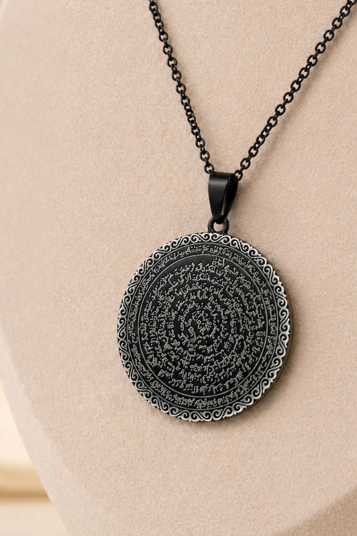 Erkek Kadın Siyah Çelik Çift Taraflı Dualı Kolye Ayetel Kürsi İşlemeli Yuvarlak Madalyon Kolye Manevi Koruma Takı