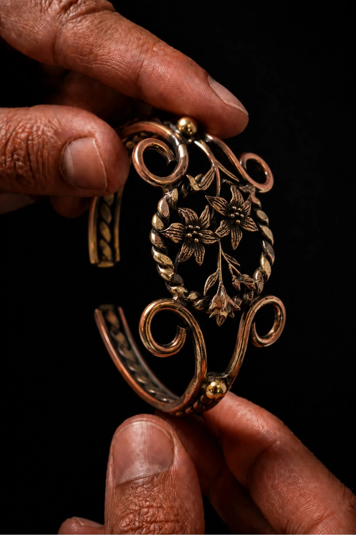 Kadın Çiçek Motifli Bakır Bileklik El İşçiliği Otantik Vintage Tasarım