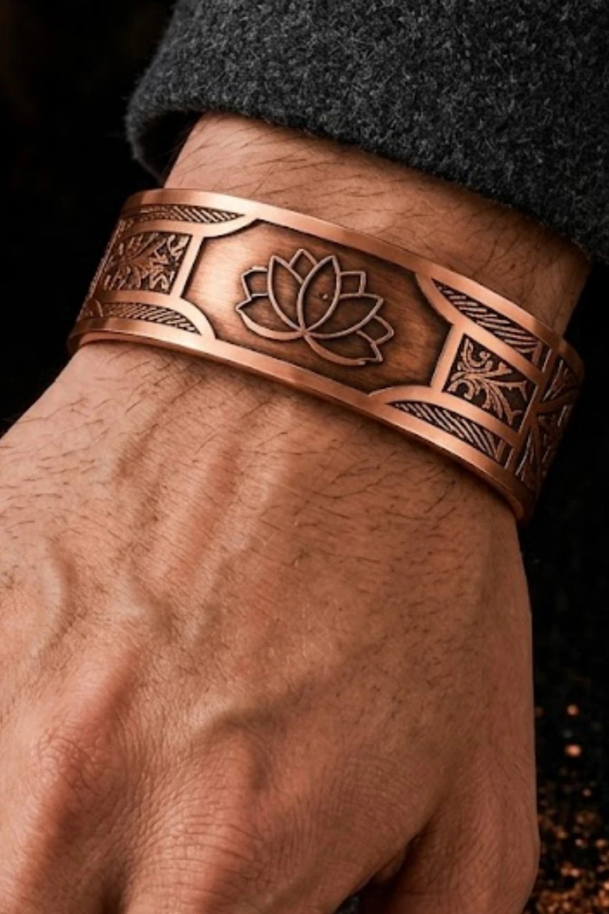 Lotus Yaşam Çiçeği İşlemeli Bakır Bileklik Otantik El İşçiliği Ayarlanabilir Unisex Tasarım