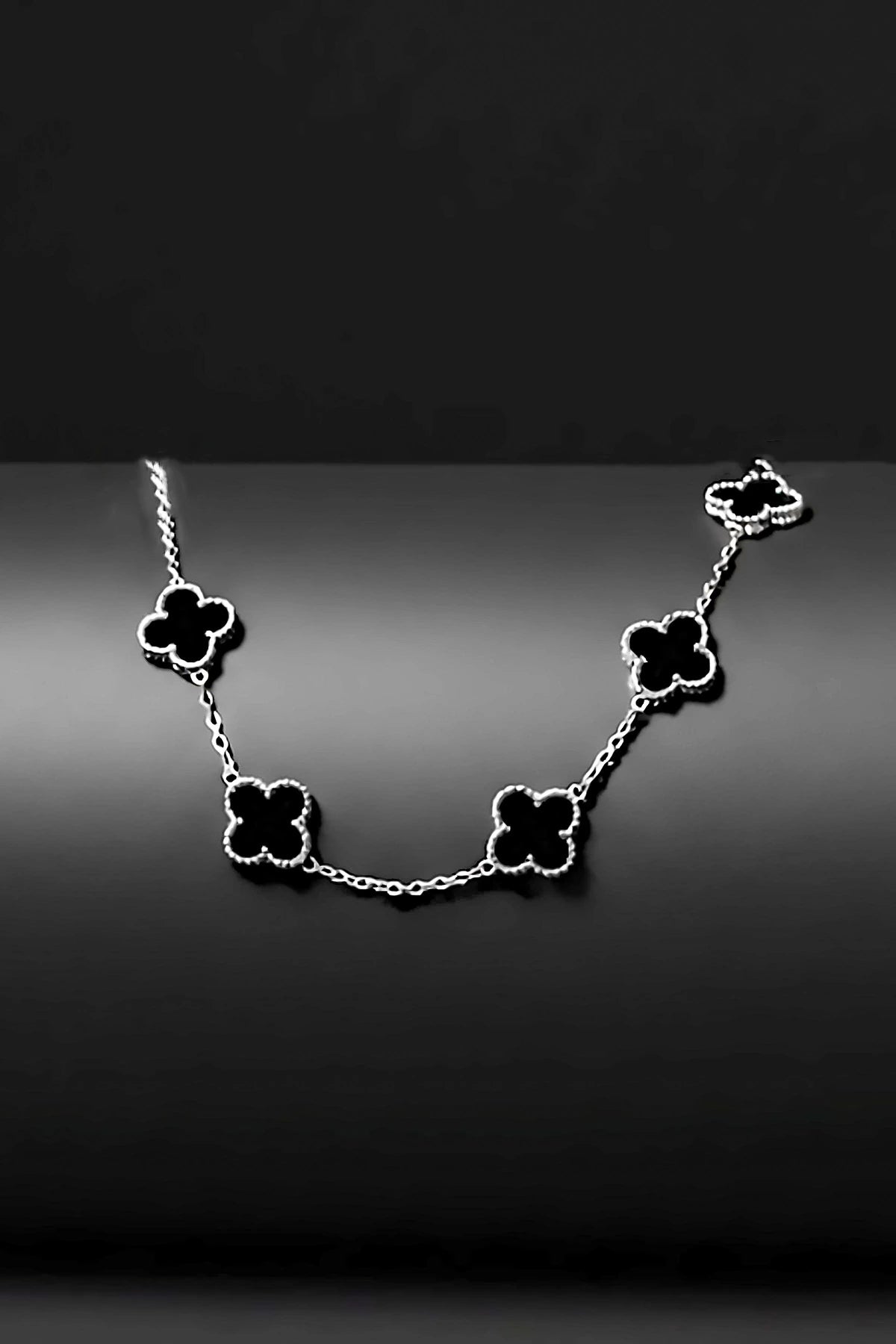 Gece Siyahı Oniks Taşlı Form Detaylı Petal Yaprak Model Erkek Çelik Bileklik