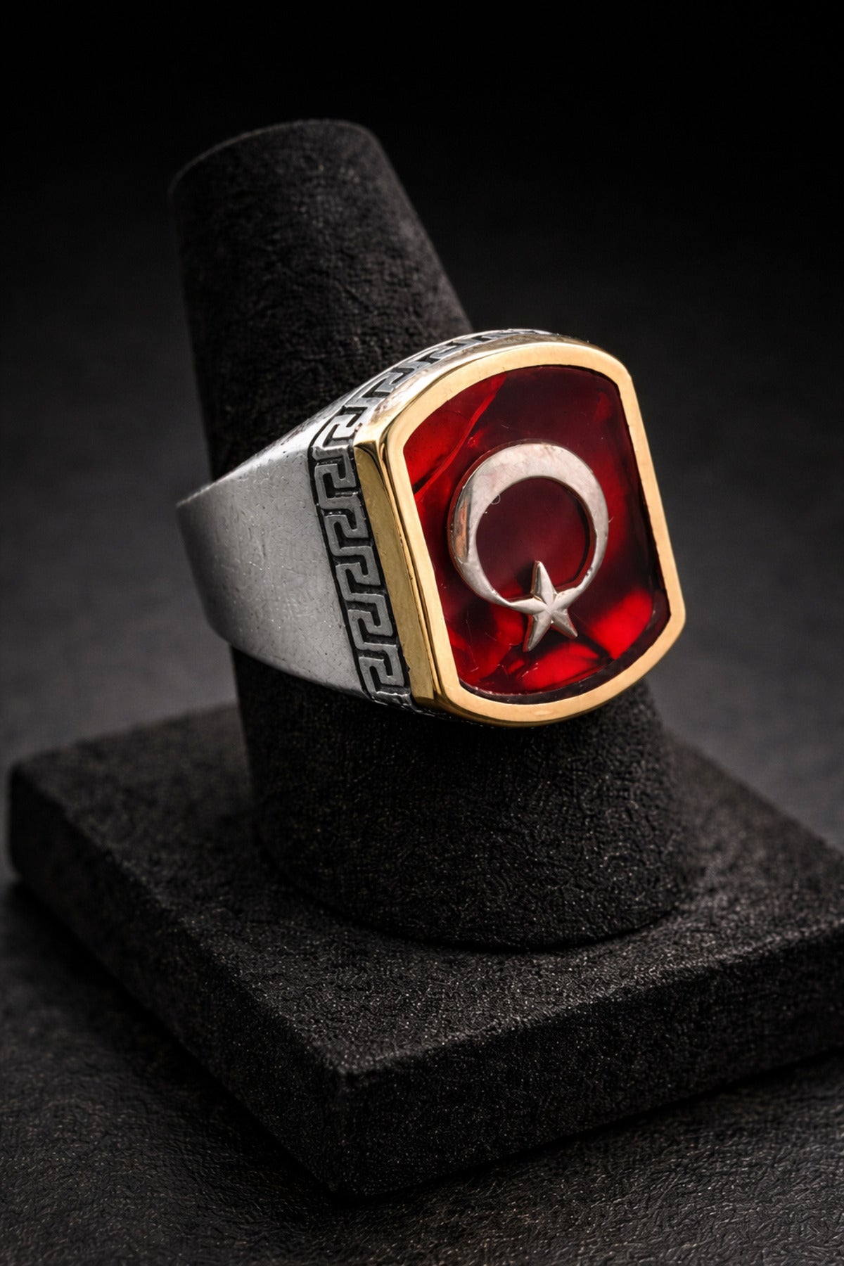 Erkek Gümüş Yüzük Kırmızı Taşlı Ay Yıldız İşlemeli Grek Desenli 925 Ayar Gümüş Yüzük