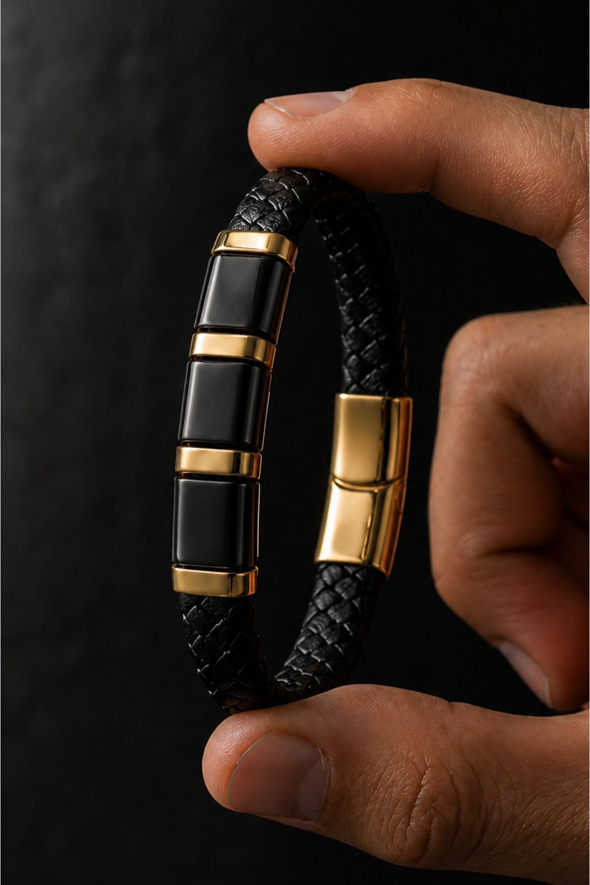 Erkek Deri Bileklik Siyah ve Altın Renk Detaylı Örgü Tasarım Kilitli Şık Bileklik
