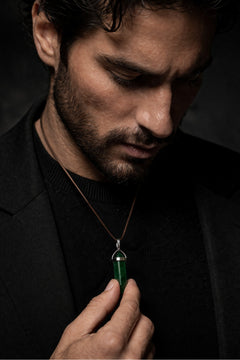 Doğal Yeşil Taşlı Kolye – Kristal Uçlu, Şık ve Enerji Taşı Kolye