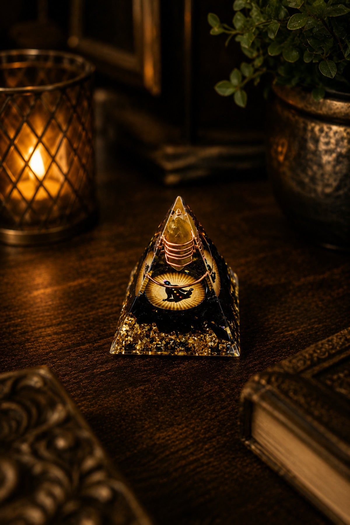 Sitrin Doğal Taşlı Orgonit Piramidi El Yapımı Enerji ve Meditasyon Dekoru