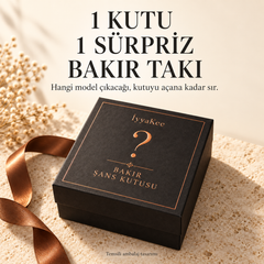 1 kutu, 1 sürpriz bakır takı. Hangi model çıkacağı kutuyu açana kadar sır. Temsili ambalaj tasarımı.